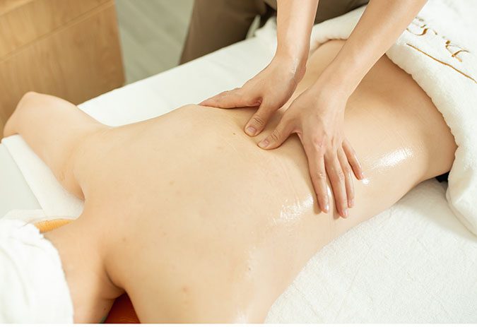Hiểu biết sâu sắc về tính chất da dầu giúp bạn xác định các bước chăm sóc da body cho da dầu phù hợp.