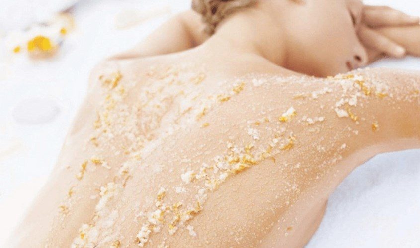 Tẩy tế bào chết giúp loại bỏ lớp da chết dày, tăng khả năng hấp thu dưỡng chất từ các bước dưỡng tiếp theo.