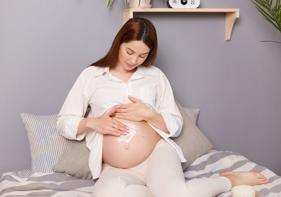 Bà bầu thường gặp nhiều thay đổi trên làn da body trong suốt thai kỳ do sự biến đổi nội tiết tố và sự kéo giãn của da