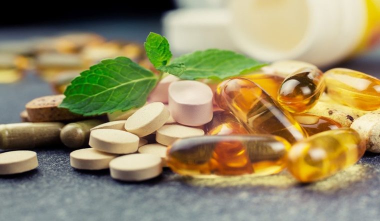 Vitamin E là một chất chống oxy hóa tự nhiên có khả năng bảo vệ da khỏi các gốc tự do
