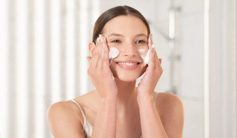 Rửa mặt sạch sẽ giúp loại bỏ bụi bẩn, mồ hôi và bã nhờn trên da.