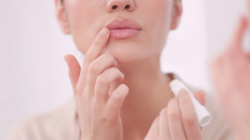 Việc chăm sóc đúng cách không chỉ bảo vệ lớp biểu bì nhạy cảm mà còn giúp duy trì làn môi mềm mại và khỏe khoắn suốt cả mùa lạnh