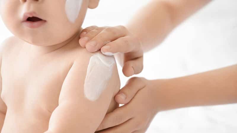 Chế độ dinh dưỡng và lựa chọn trang phục phù hợp bảo vệ da trẻ mùa đông