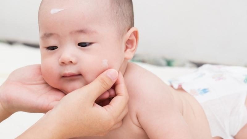 chăm sóc da trẻ em mùa đông đòi hỏi sự chú ý đặc biệt vì da trẻ còn mỏng manh và nhạy cảm hơn người lớn.