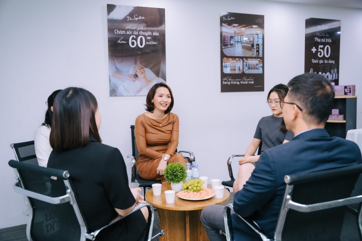 Các khóa học chất lượng còn đồng hành hỗ trợ học viên trong việc định hướng nghề nghiệp hoặc mở rộng kinh doanh sau khi hoàn thành khóa học.