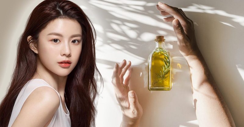 Da khô nên chọn dầu dưỡng có khả năng cấp ẩm sâu, giàu chất béo không bão hòa giúp làm mềm da hiệu quả.