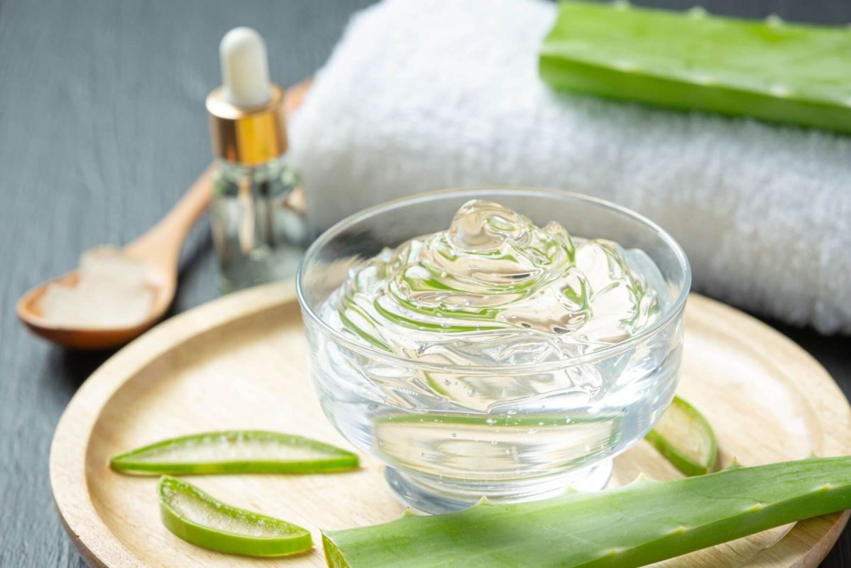 Dưỡng ẩm da bằng nguyên liệu thiên nhiên là phương pháp sử dụng các thành phần có nguồn gốc từ thiên nhiên để bổ sung độ ẩm cho da