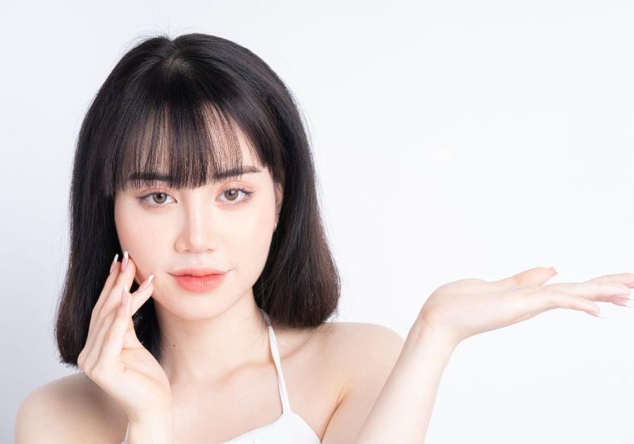 Kem dưỡng body cho da mụn lưng không chỉ giúp cấp ẩm mà còn kiểm soát lượng dầu thừa và ngăn ngừa vi khuẩn phát triển.