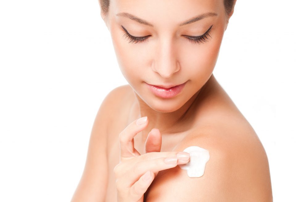 Kem dưỡng da body chống khô ráp không chỉ giúp bổ sung độ ẩm cần thiết mà còn góp phần cải thiện cấu trúc da từ bên trong