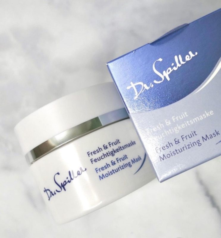 Sau khi sử dụng mặt nạ dưỡng da mùa đông, nên thoa thêm kem dưỡng ẩm hoặc serum để khóa ẩm,