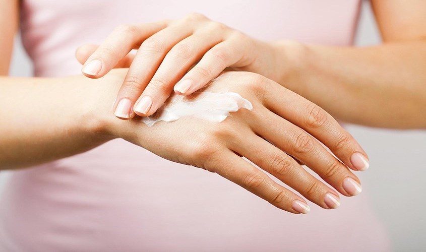 Mặt nạ ủ trắng da body cấp tốc không chỉ giúp da trắng bật tone mà còn có khả năng cải thiện da khô, sạm nắng và tổn thương do môi trường.