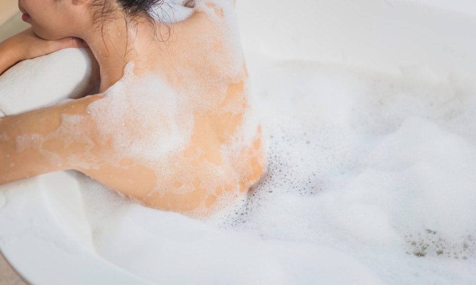 Sau khi tẩy tế bào chết, việc dưỡng ẩm cực kỳ cần thiết trong quy trình chăm sóc da body đúng cách