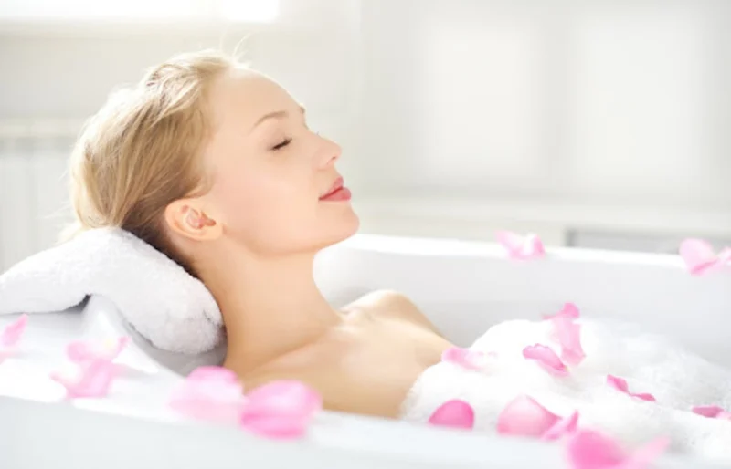 Bảo vệ da khỏi tác động từ môi trường bên ngoài là bước không thể thiếu trong quy trình chăm sóc da body đúng cách