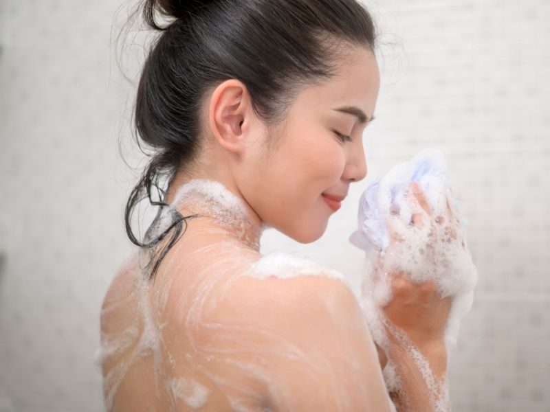 Bước đầu tiên rất quan trọng chính là làm sạch da kỹ càng bằng các sản phẩm tắm phù hợp mỗi ngày