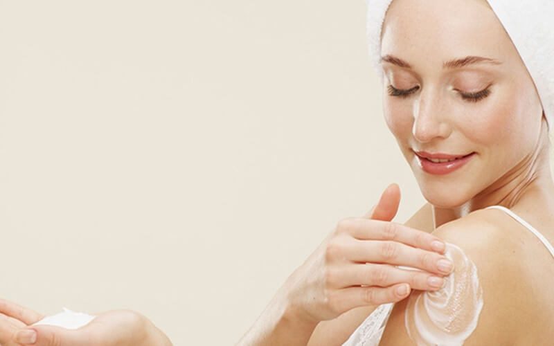 Sữa dưỡng thể không chỉ đơn thuần là sản phẩm dưỡng ẩm; nó còn đóng vai trò quan trọng trong việc nuôi dưỡng và bảo vệ da toàn diện