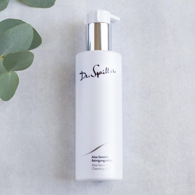 Dòng sữa rửa mặt của Dr-Spiller có công thức dầu hạt jojoba, vitamin E và khoáng chất phù hợp cho làn da lạnh giá.