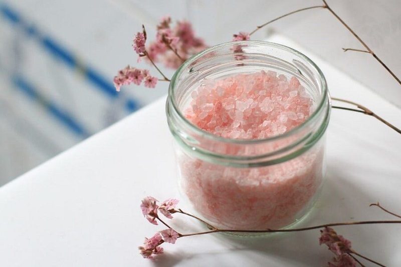 Phương pháp tẩy tế bào chết body bằng muối biển thích hợp với người sở hữu làn da thường hoặc da dầu