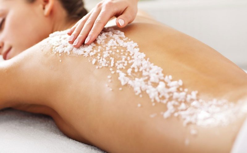 Tẩy tế bào chết body bằng muối biển rất hiệu quả trong việc loại bỏ lớp tế bào chết trên bề mặt da.