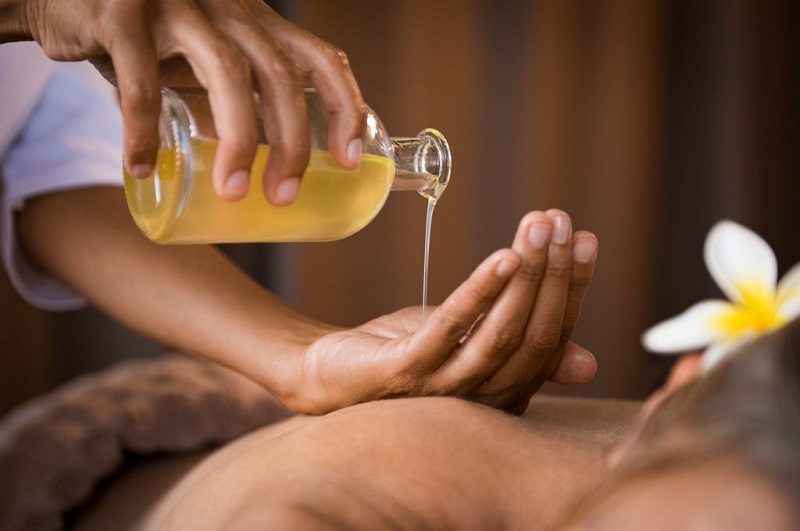 Tinh dầu chăm sóc da body chủ yếu chứa các thành phần thiên nhiên quý giá, như dầu hạt jojoba, dầu argan, dầu hạnh nhân, hoặc dầu dừa.