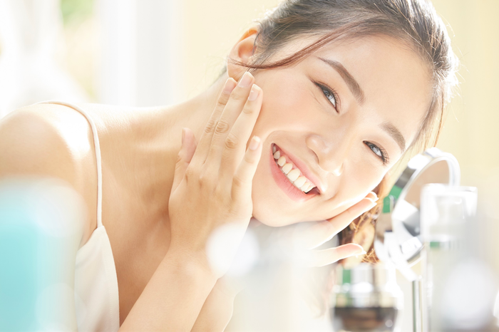 uống nước đủ lượng chính là cách đơn giản nhưng hiệu quả để duy trì lớp màng bảo vệ da