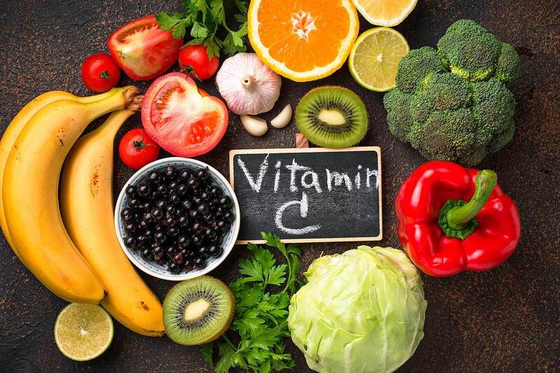 Vitamin C cho da khi chơi golf chính là một bước chăm sóc không thể thiếu giúp ngăn ngừa các tổn thương do tia UV và môi trường khắc nghiệt gây ra