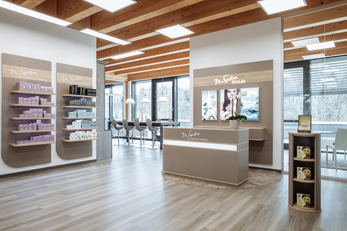 Bảng giá mỹ phẩm spa chuyên dụng luôn thay đổi theo xu hướng thị trường và công nghệ mới