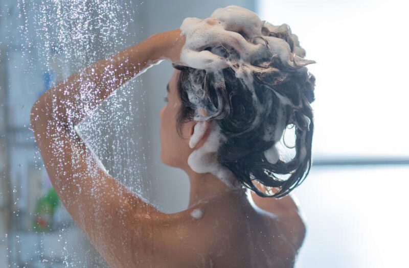 Chăm sóc tóc mùa nắng nóng không bị khô xơ trở nên rất cần thiết để duy trì mái tóc khỏe mạnh, mềm mượt.