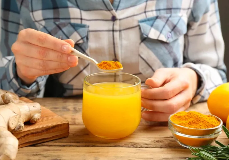 Nghệ từ lâu được biết đến với khả năng chống viêm, làm mờ thâm và ngăn ngừa sạm da hiệu quả
