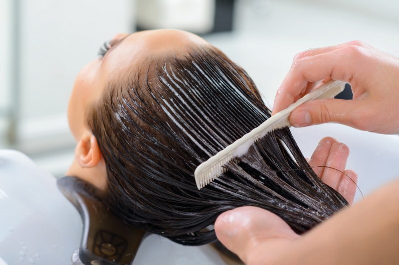 Không chỉ giúp tái tạo cấu trúc tóc bị tổn thương, keratin còn cung cấp độ bóng mượt tự nhiên và cải thiện độ đàn hồi dành cho tóc.