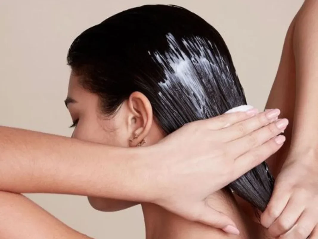 Dầu gội kích thích mọc tóc nhanh và dày được thiết kế đặc biệt nhằm tác động trực tiếp lên da đầu và nang tóc