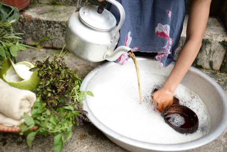 Khi lựa chọn dầu gội thảo mộc cho tóc yếu và rụng, người dùng nên lưu ý kỹ về nguồn gốc sản phẩm và thành phần cấu tạo