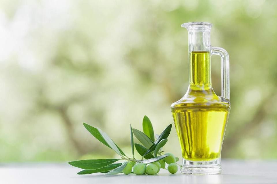 Dầu oliu từ lâu được biết đến như một nguyên liệu thiên nhiên quý giá trong làm đẹp, đặc biệt là trong chăm sóc và dưỡng tóc