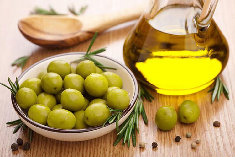 Dưỡng tóc bằng dầu oliu qua đêm có tốt không là điều bạn có thể hoàn toàn yên tâm nếu tiến hành đúng cách