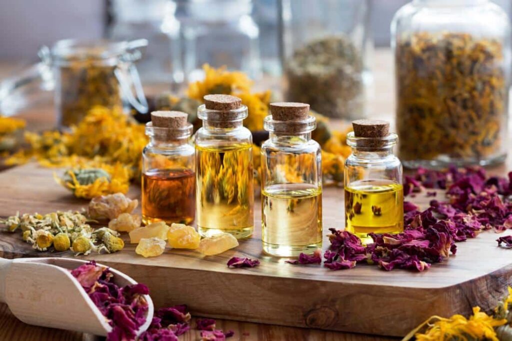 Dưỡng tóc bằng tinh dầu thảo mộc thiên nhiên đã trở thành xu hướng phổ biến nhờ mang đến hiệu quả an toàn và dịu nhẹ cho mái tóc