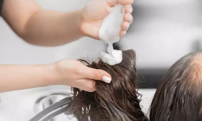 Dưỡng tóc bóng khỏe như đi hấp dầu không chỉ giúp cải thiện vẻ ngoài của mái tóc mà còn tăng cường sức khỏe cho từng sợi tóc từ sâu bên trong