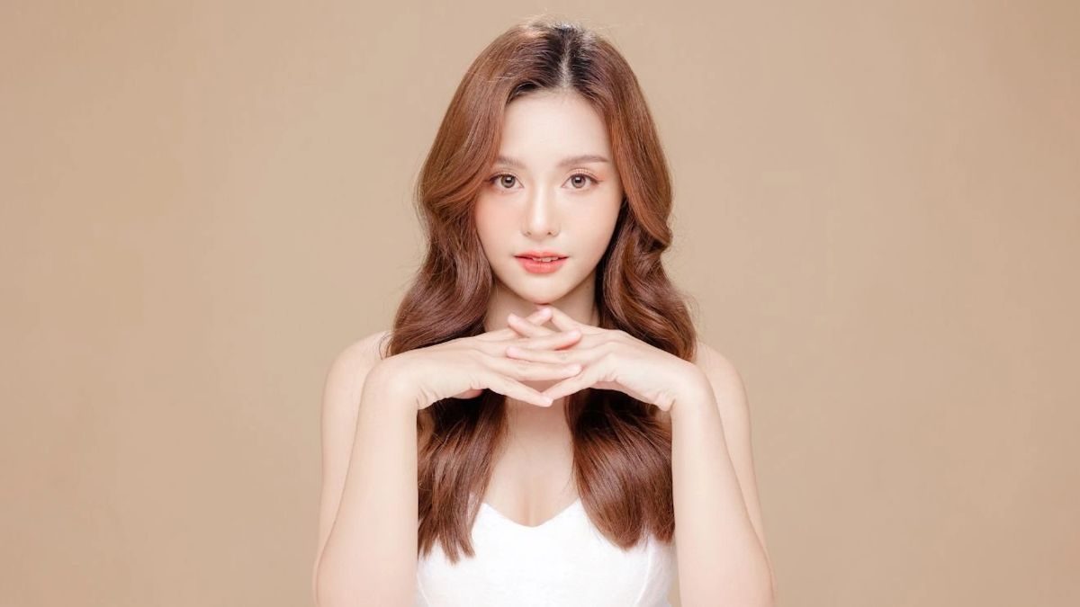 Dưỡng tóc cho tóc nhuộm sáng màu giúp bảo vệ lớp màu bên trong, giảm thiểu tổn thương từ hóa chất và các tác động từ môi trường bên ngoài.