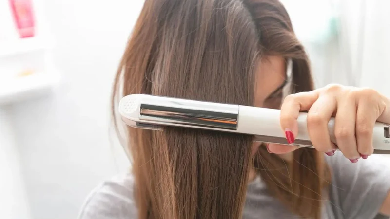 Việc sử dụng máy kẹp tóc trở nên ngày càng phổ biến trong việc làm đẹp mái tóc.