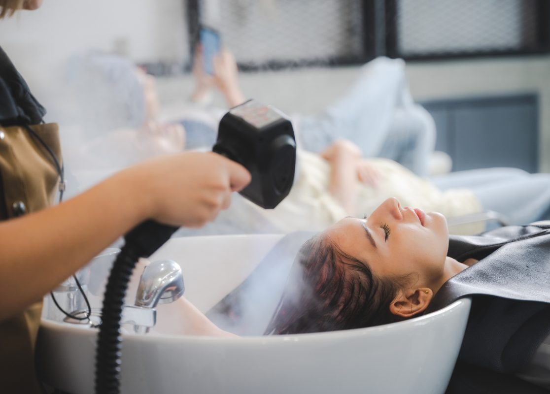 Tìm một địa chỉ uy tín để thực hiện liệu trình phục hồi tóc hư tổn tại salon đóng vai trò then chốt trong hiệu quả phục hồi lâu dài