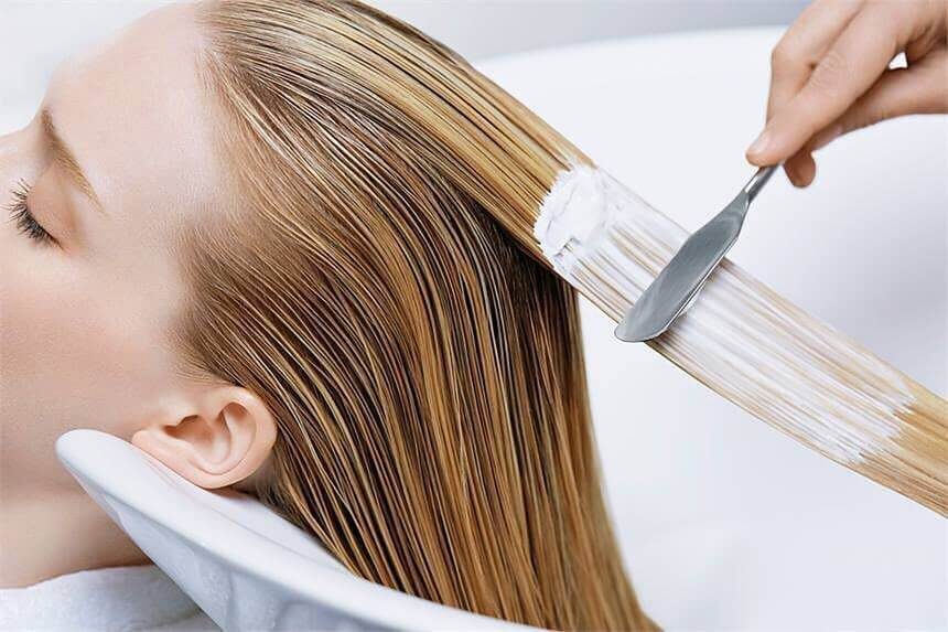Lựa chọn liệu trình phục hồi tóc hư tổn tại salon là giải pháp tối ưu giúp cải thiện sức khỏe mái tóc một cách bền vững.