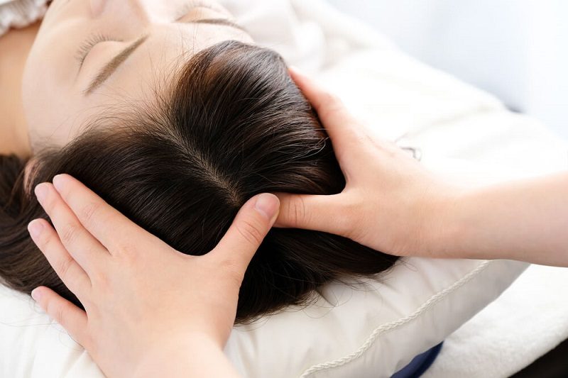 Massage đều đặn còn làm thư giãn da đầu, giảm căng thẳng giúp mái tóc chắc khỏe hơn.