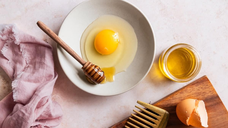 hăm sóc tóc bằng mặt nạ tóc từ mật ong và trứng gà không chỉ làm tóc trở nên bóng mượt