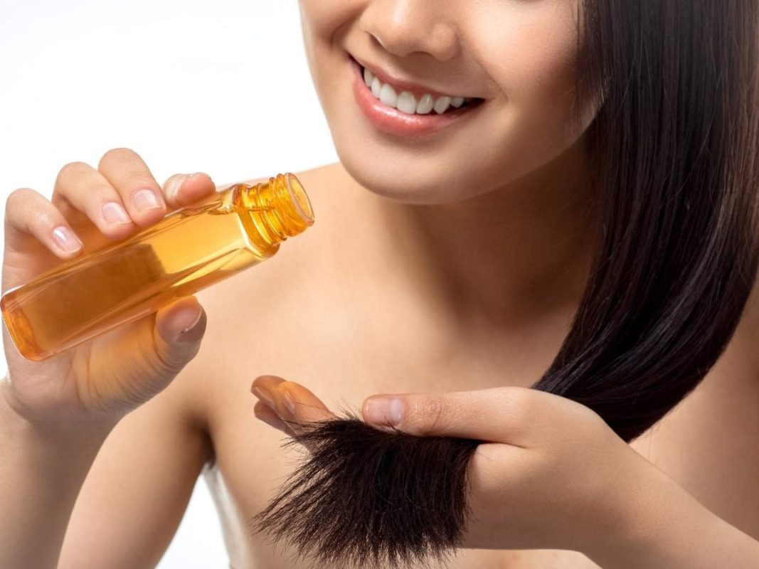 Sử dụng sản phẩm dưỡng sau khi gội cũng hỗ trợ tạo một lớp màng bảo vệ vững chắc, giúp giữ các dưỡng chất và giữ tóc bền chắc từng sợi.