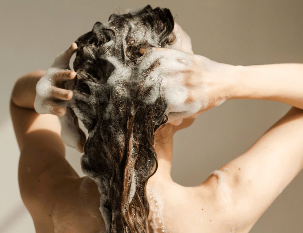 Việc thực hiện quy trình chăm sóc tóc chuyên sâu tại spa là một bước quan trọng giúp mái tóc của bạn hấp thu đầy đủ dưỡng chất thiết yếu