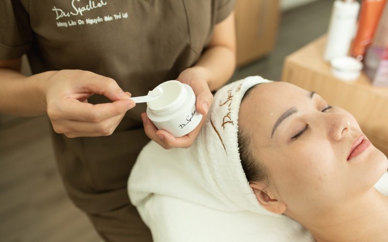 Tẩy tế bào chết là bước quan trọng trong quy trình skincare cho da dầu mụn giúp loại bỏ lớp sừng già, bụi bẩn và ngăn ngừa mụn