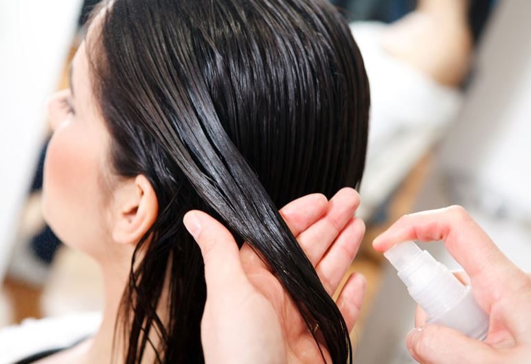 Chăm sóc tóc bằng sản phẩm dưỡng tóc không chứa cồn đang trở thành xu hướng được nhiều người quan tâm