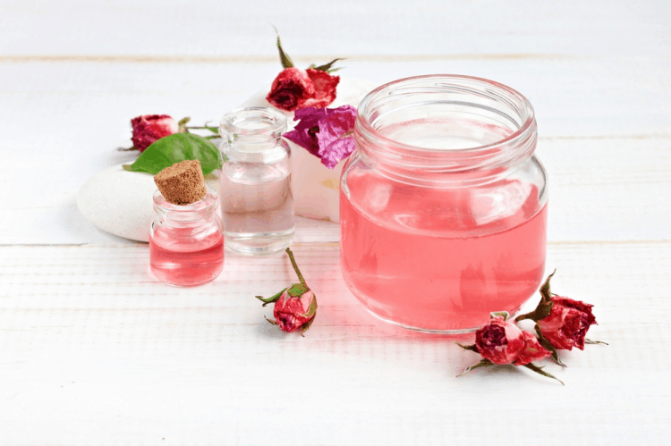 Serum chiết xuất hoa hồng không chỉ giúp biến đổi làn da từ bên trong mà còn góp phần nâng cao hiệu quả của các bước chăm sóc da khác.