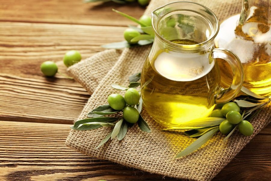 Tinh chất chiết xuất oliu trong sản phẩm giúp hỗ trợ liên tục phục hồi làn da đồng thời làm đều và sáng hơn