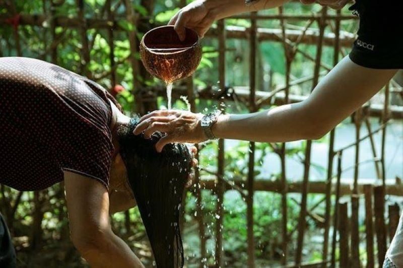 Thường xuyên dùng nước rửa tóc từ các loại lá thảo mộc như bồ kết, hương nhu thay thế cho hóa chất giúp tạo nên mái tóc sạch khỏe tự nhiên