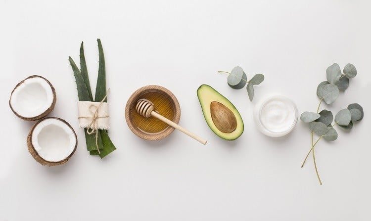 Xu hướng clean beauty trong chăm sóc tóc tập trung vào việc sử dụng các sản phẩm có thành phần an toàn, tự nhiên và thân thiện với môi trường.