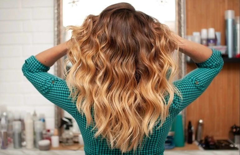 Áp dụng xu hướng clean beauty trong chăm sóc tóc giúp giảm thiểu tiếp xúc với các chất hóa học độc hại có thể gây hư tổn.